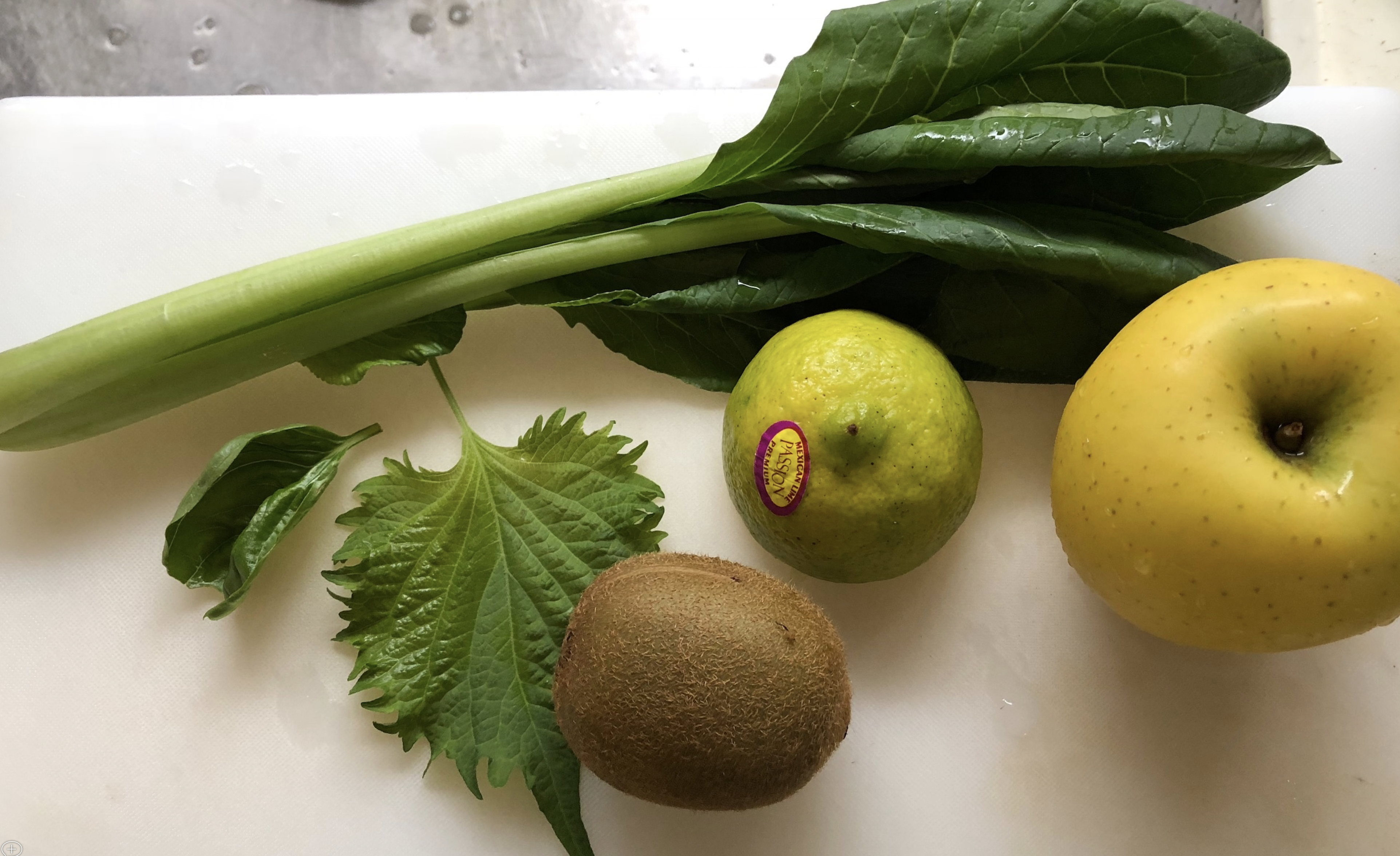 ライムをレモンの代わりにグリーンスムージーに使ってみた その栄養価の違いと効用は Kochan Blog 生涯挑戦