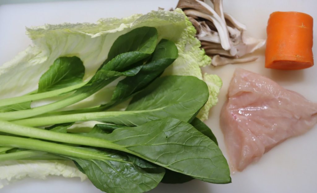 ホットクックで幼児食：鶏むね肉と緑黄色野菜の煮物の材料