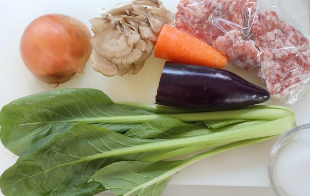 ホットクックで幼児食：ひき肉と小松菜の炒めものの材料