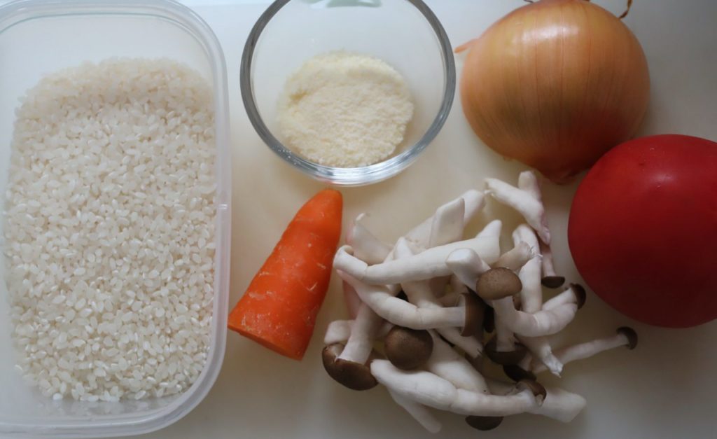 ホットクックで作る幼児食：トマトと野菜のチーズリゾットの材料