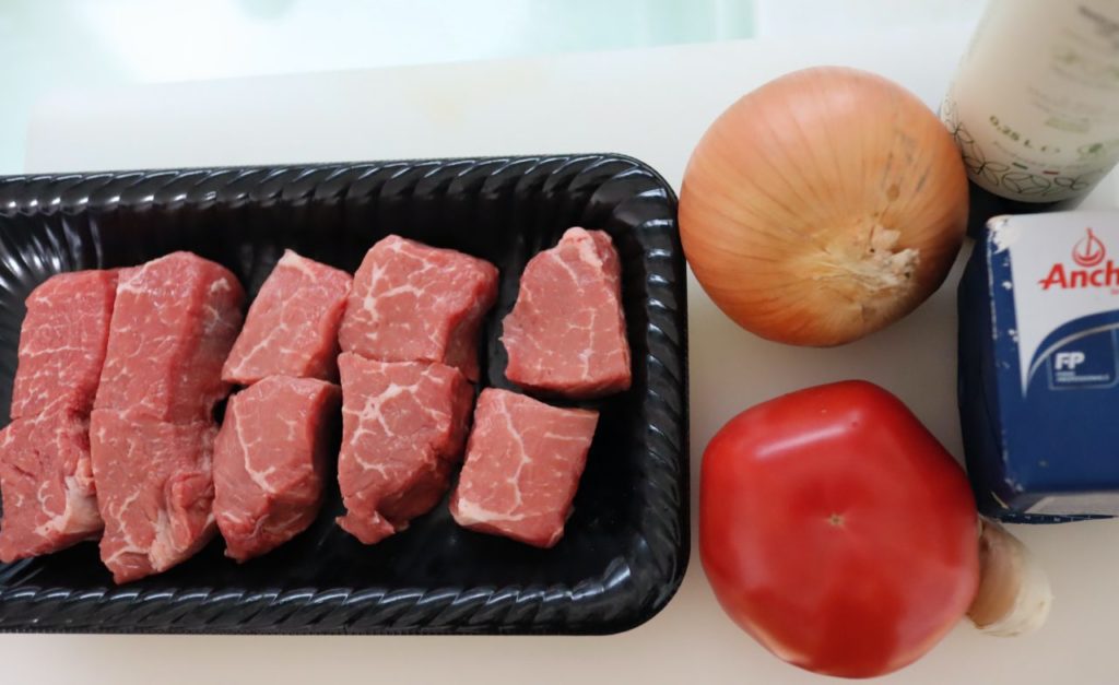 ホットクックで作る牛肉とトマトと玉ねぎの無水煮込みの材料