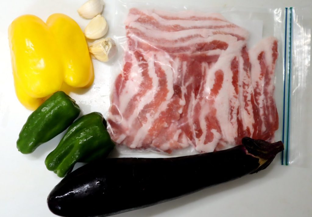 ホットクックで作る豚バラ肉と夏野菜のニンニク炒めの材料