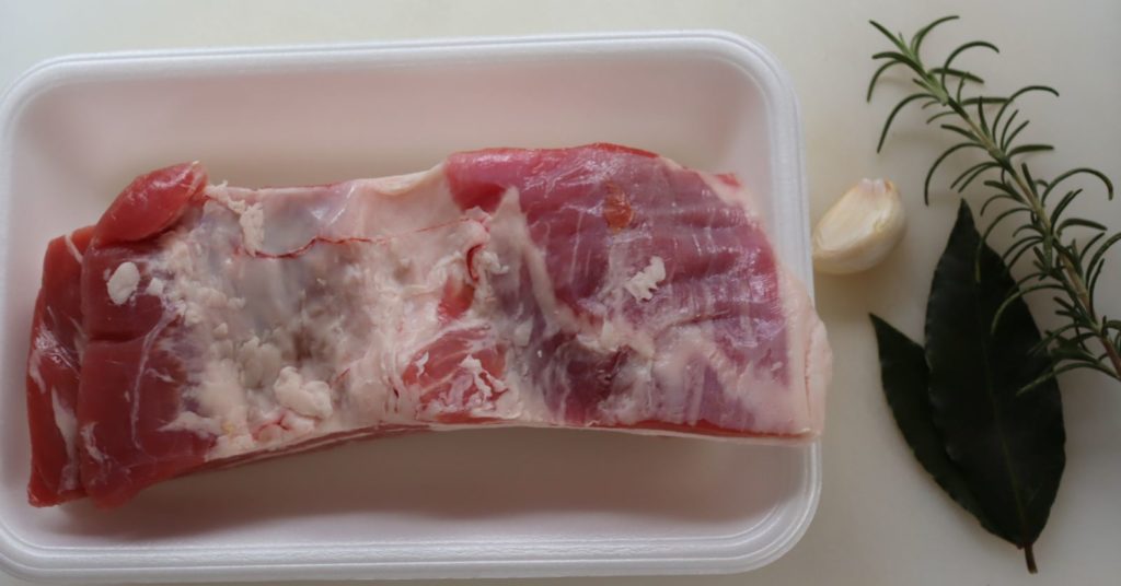 ホットクックで作る豚バラ肉のコンフィの材料
