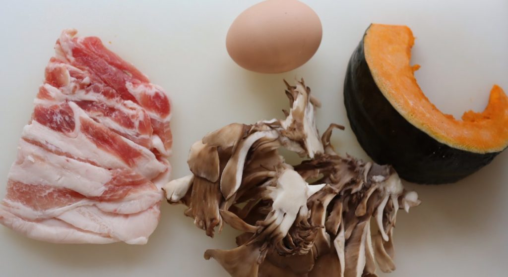 ホットクックで作る豚バラ肉とじゃがいもトマトの卵とじ炒めの材料