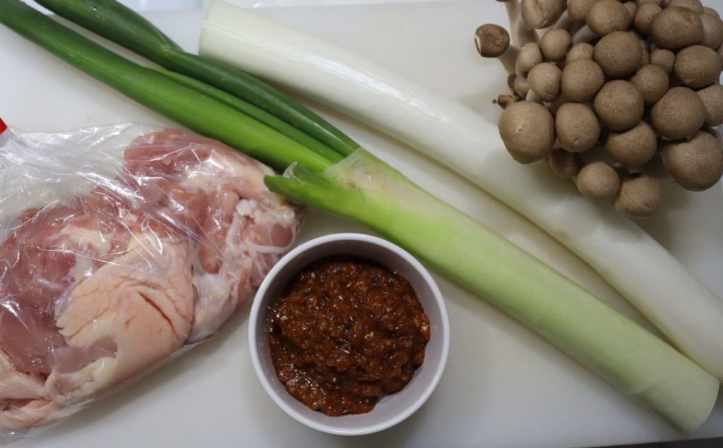 ヤンニョムを使った鶏もも肉とネギの炒め物の材料