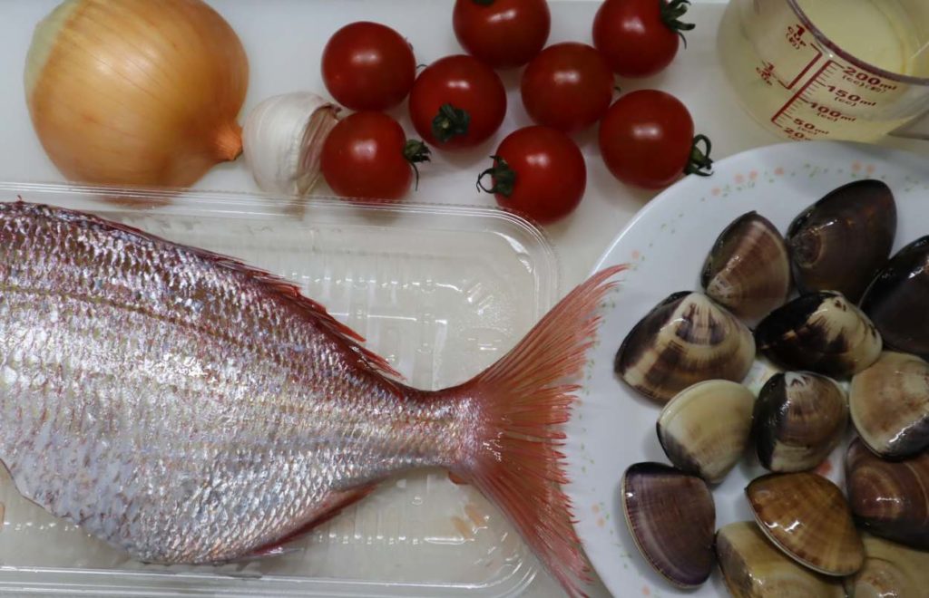 ハマグリと白身魚とミニトマトのワイン蒸しの材料