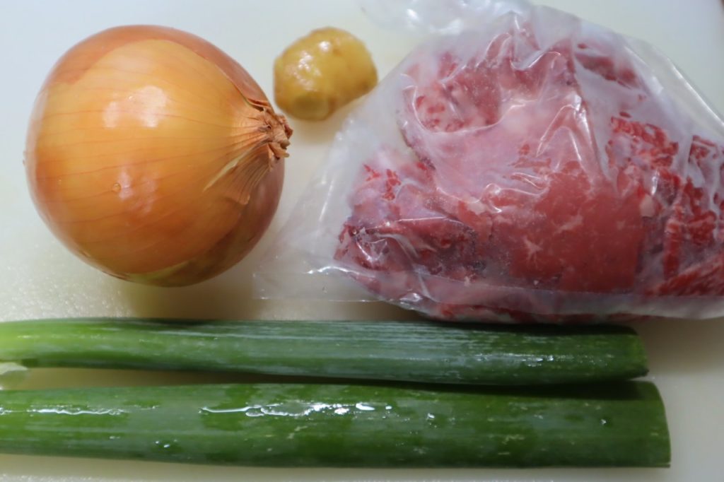 肉と玉ねぎの生姜炒めの材料