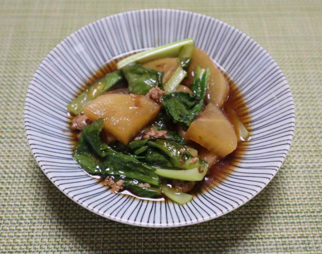 大根とひき肉と小松菜の煮物の盛付け