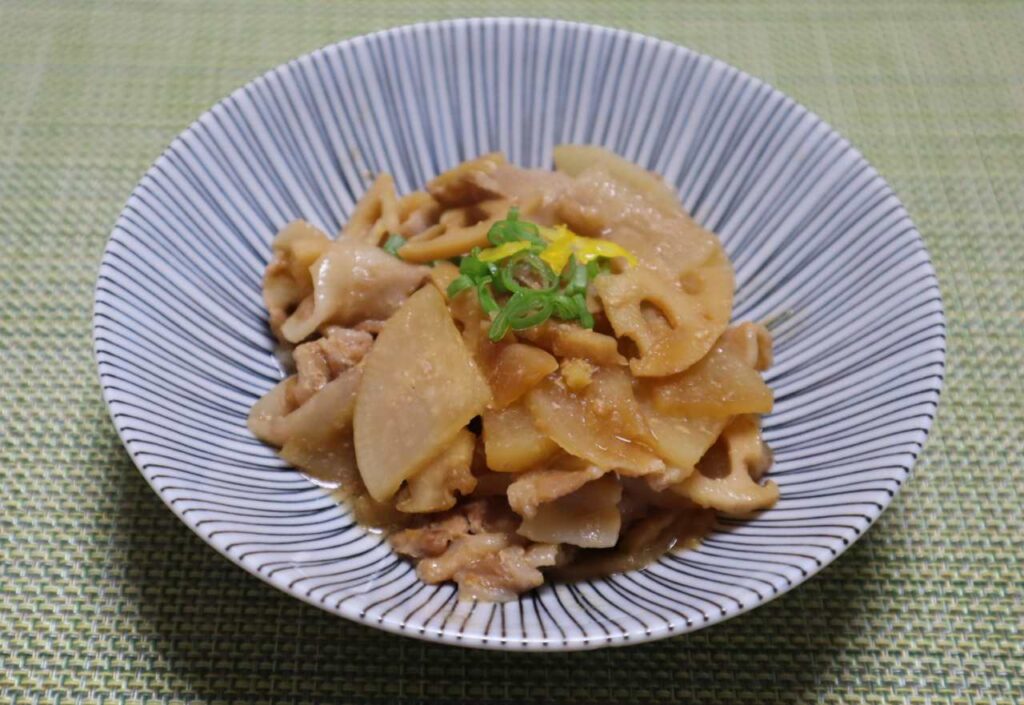 豚バラ肉と大根とレンコンの味噌煮込みの出来上がりと味