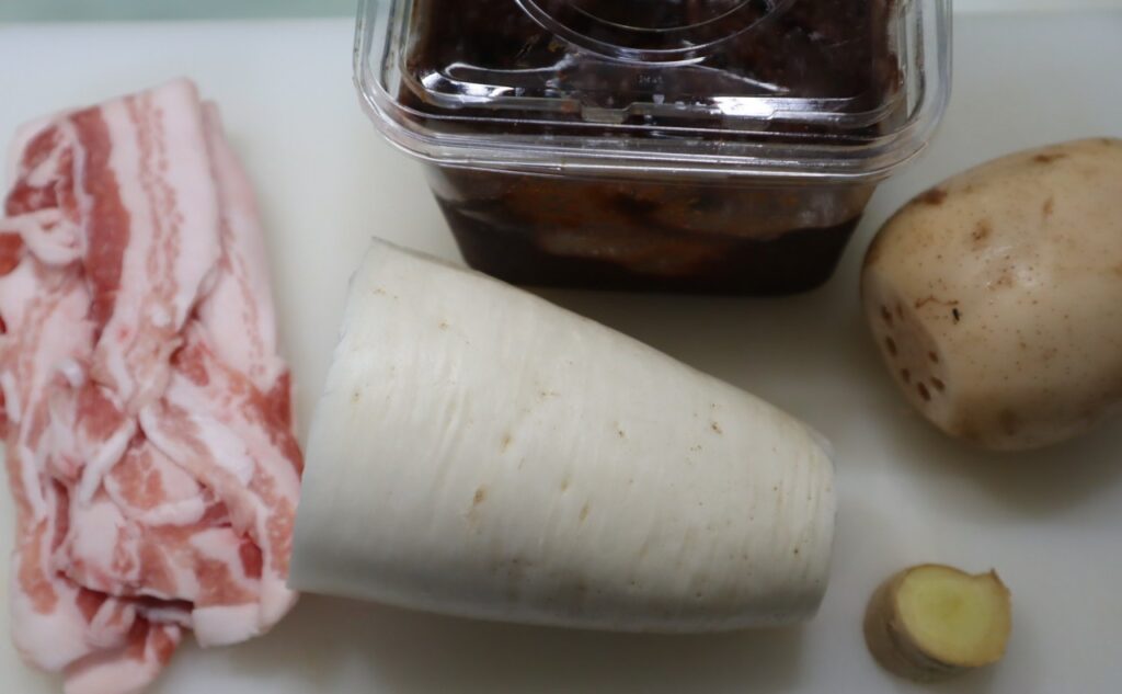 豚バラ肉と大根とレンコンの味噌煮込みの材料