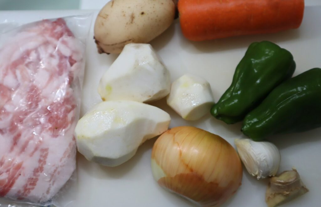 豚バラ肉と里芋と野菜の酢豚風煮込みの材料