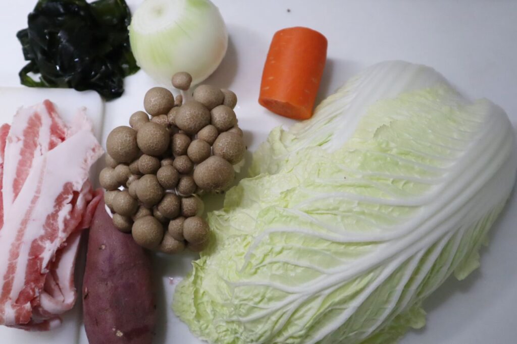 ホットクックで作る！豚バラ肉と野菜の無水味噌重ね煮の材料