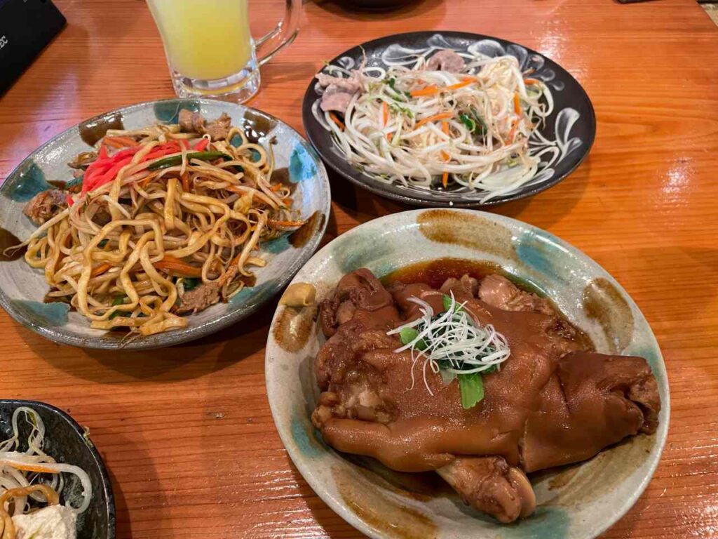 夕食は近くの居酒屋で沖縄料理