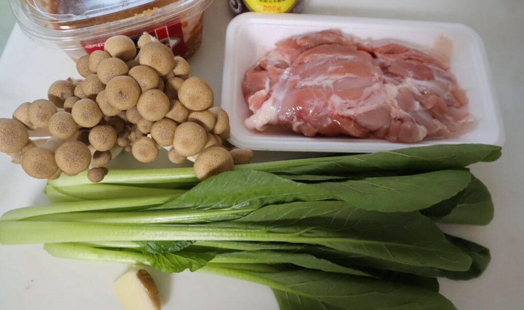 鶏モモ肉ときのこと小松菜の味噌炒めの材料