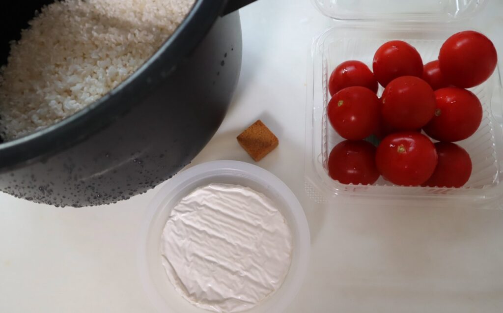トマトとチーズの炊き込みご飯の材料
