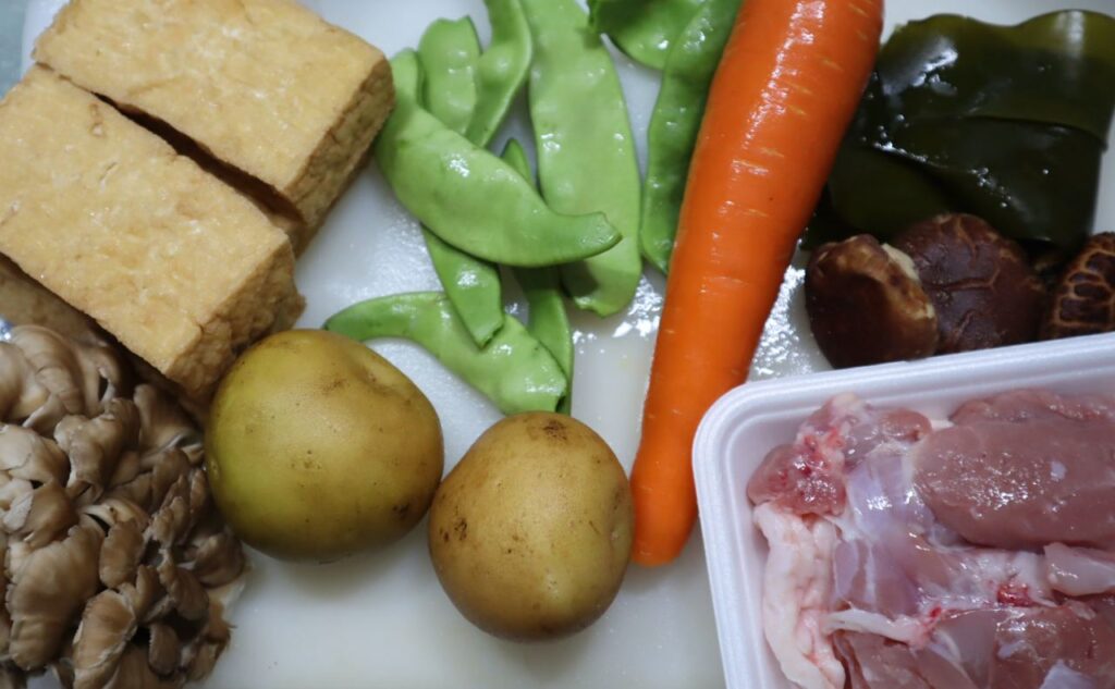 ホットクックで作る！鶏もも肉ときのこと野菜の重ね煮の材料