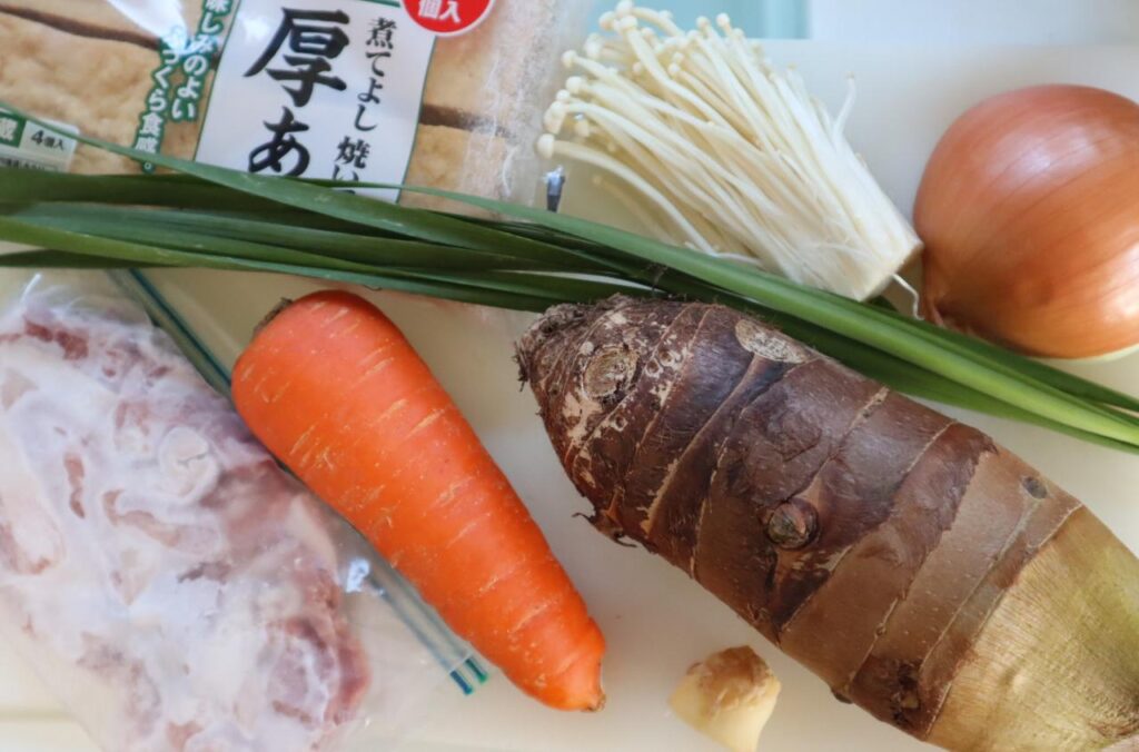 海老芋と豚肉と厚揚げの煮物の材料