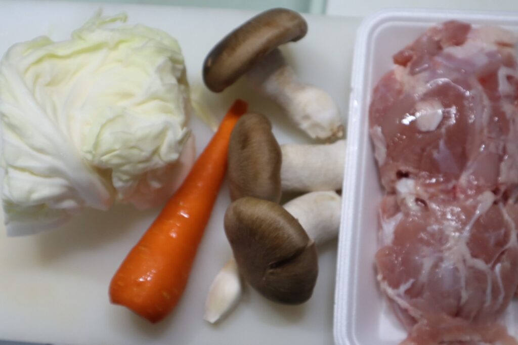 鶏もも肉とキャベツときのこの塩炒めの材料