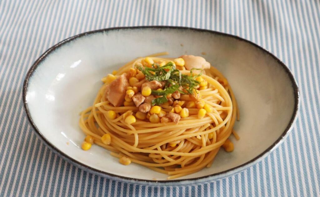 とうもろこしと鶏もも肉のガーリックバター醤油パスタの出来上がりと味