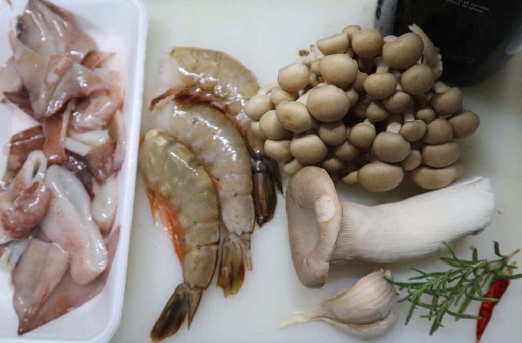 エビとイカときのこのアヒージョの材料