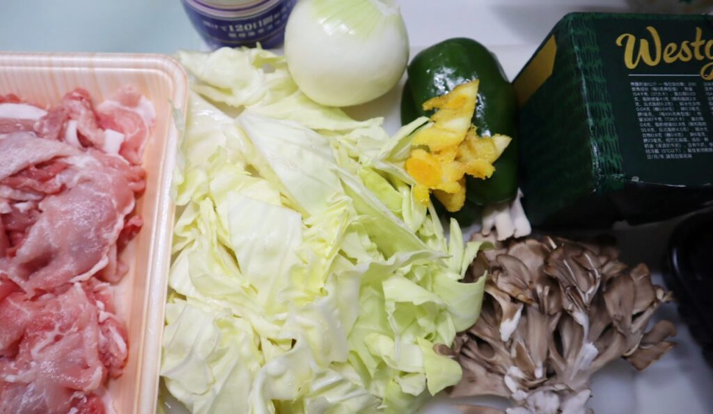 豚こま肉とキャベツのゆずバター醤油炒めの材料