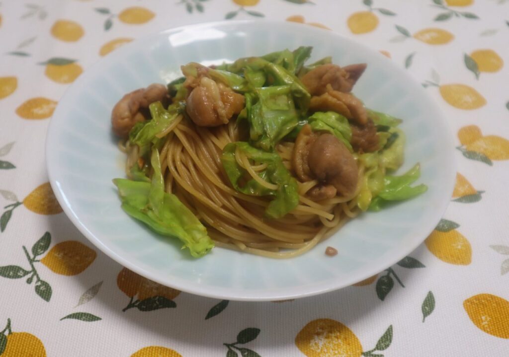 鶏もも肉とキャベツのガーリックバター醤油パスタの出来上がりと味