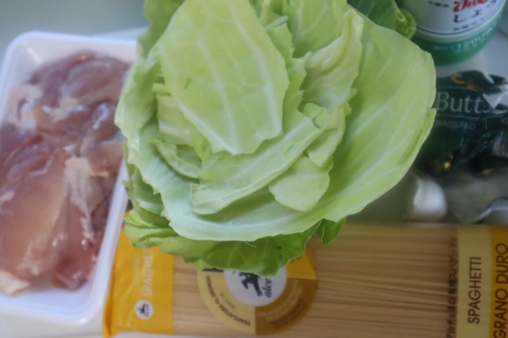 鶏もも肉とキャベツのガーリックバター醤油パスタの材料