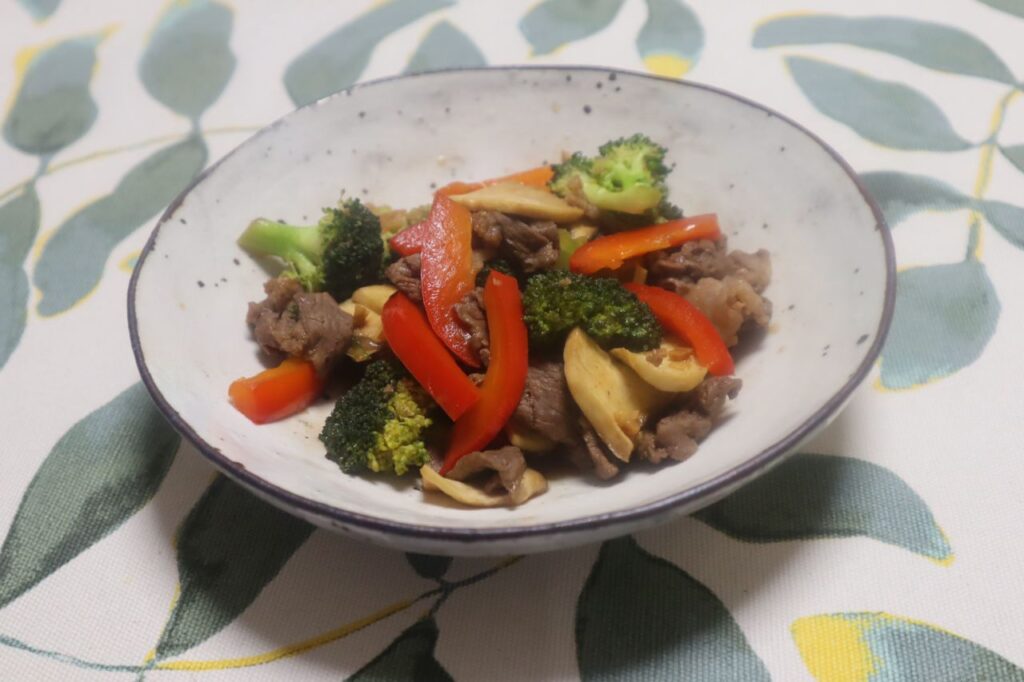 牛肉とブロッコリーとパプリカのガーリックバター醤油炒めの出来上がりと味