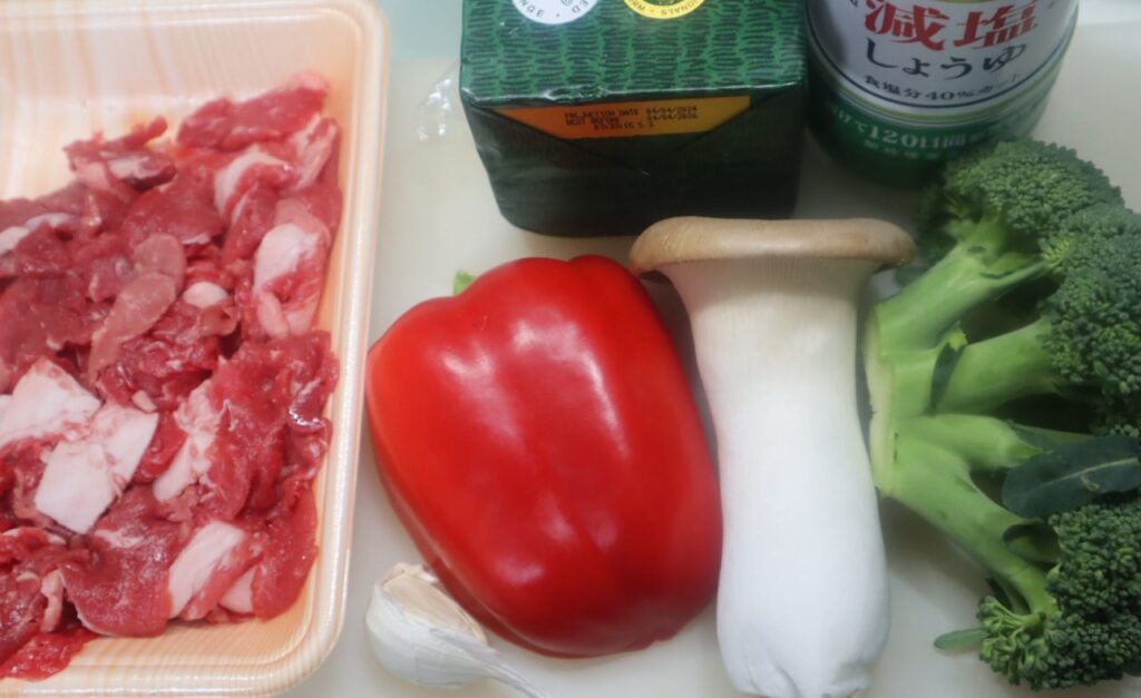 牛肉とブロッコリーとパプリカのガーリックバター醤油炒めの材料