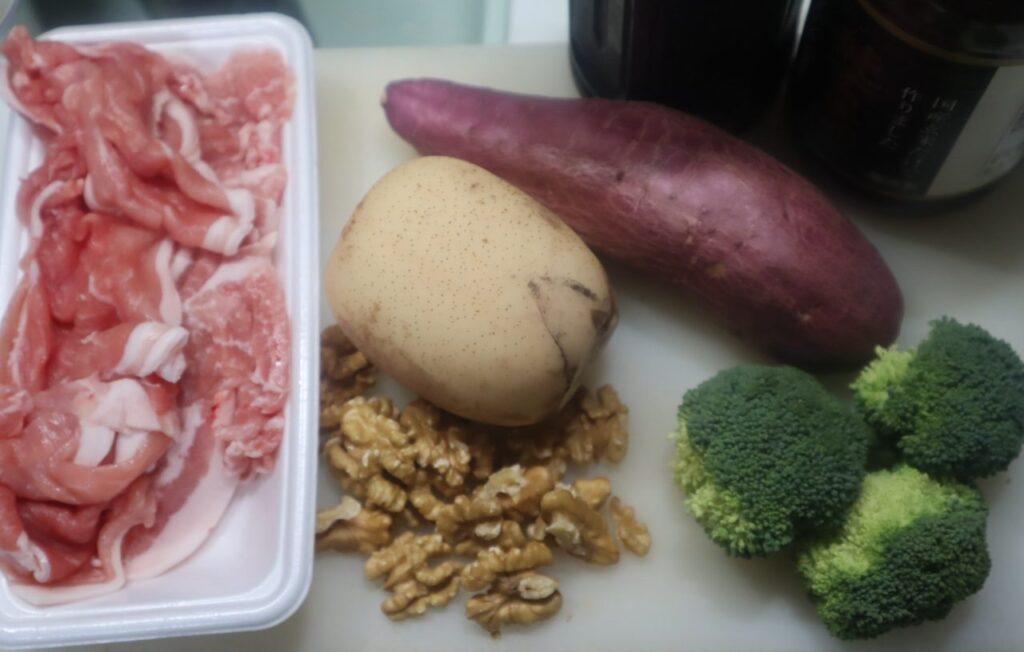 豚バラ肉と胡桃と野菜の黒酢炒めの材料