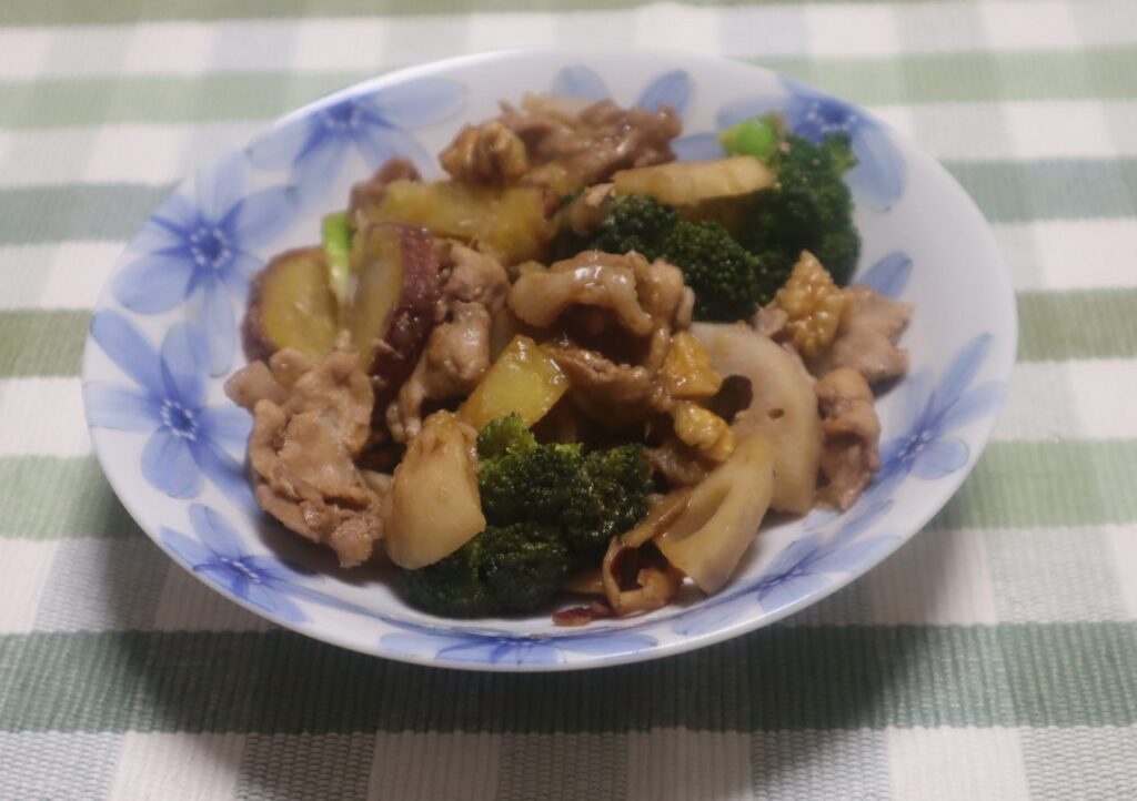 豚バラ肉と胡桃と野菜の黒酢炒めの出来上がりと味