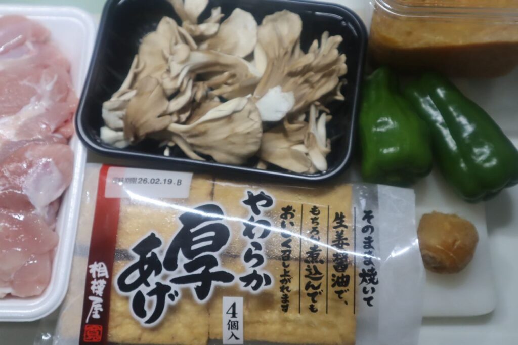 鶏もも肉と厚揚げと野菜の味噌煮込みの材料