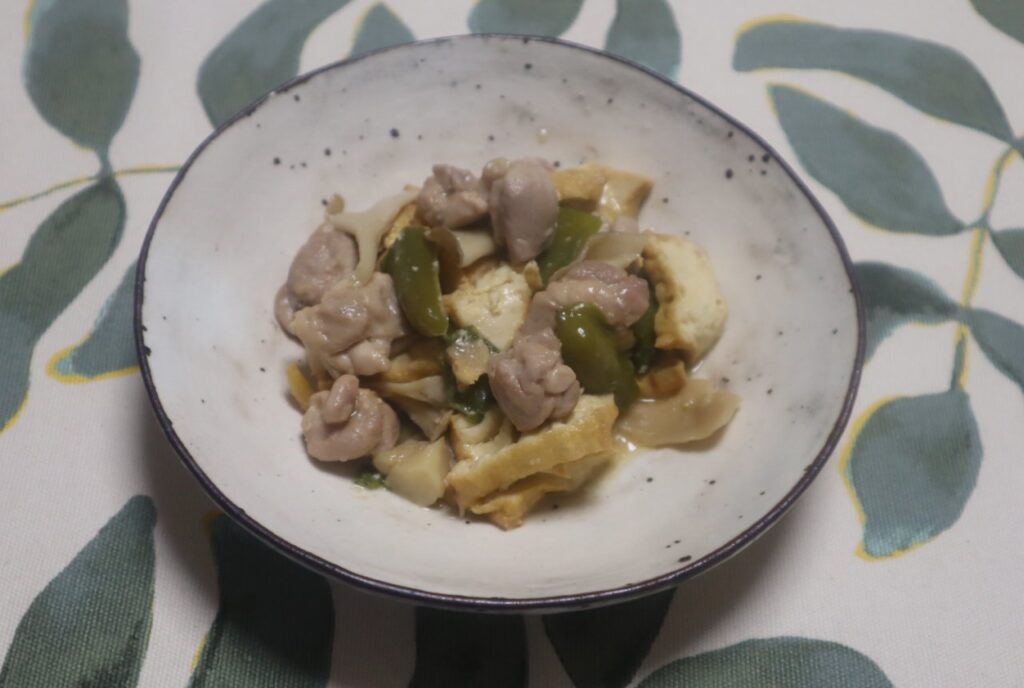 鶏もも肉と厚揚げと野菜の味噌煮込みの出来上がりと味