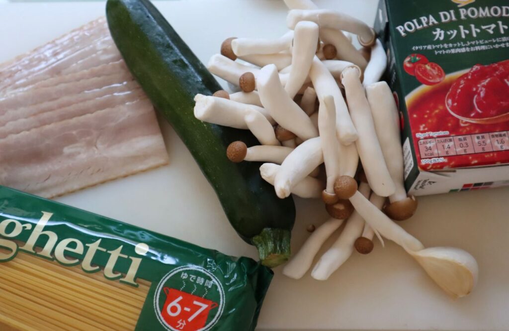 ベーコンとズッキーニのトマトソースパスタの材料